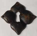 Kleines altes Schlüsselschild Eisen schwarz patiniert (SL)
